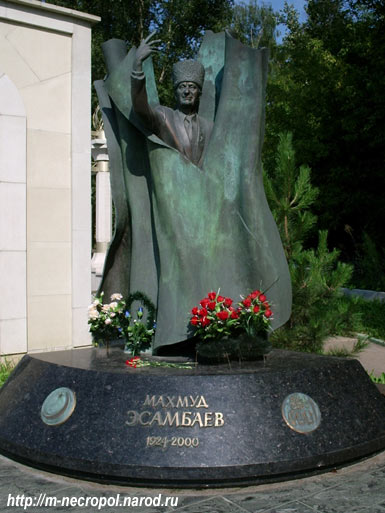 могила М. Эсамбаева, фото Двамала 2005 г.