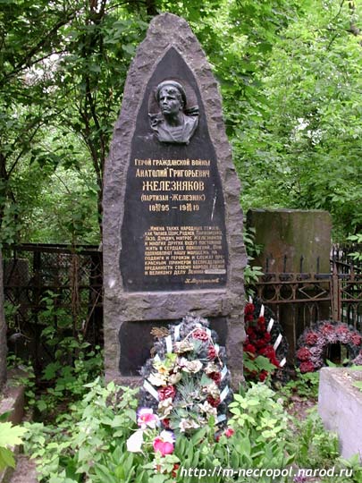 могила А.Г. Железнякова, фото Двамала, 2006 г. 