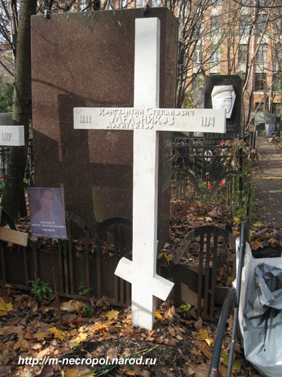 могила К.С. Мельникова, фото Двамала, вариант 25.10.2008 г.