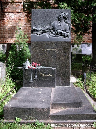 могила Н.А. Островского, фото двамала 2005 г.