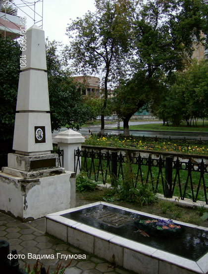 могила Н.Г. Славянова, фото Вадима Глумова, 2009 г.