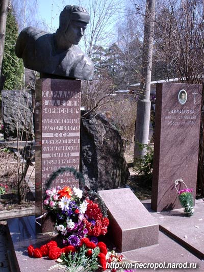 могила В. Харламова, фото Двамала, вариант 2006 г.