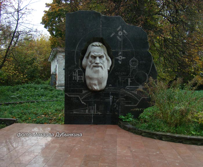 памятник недалеко от могилы, фото Михаила Дубынкина, 2012 г.